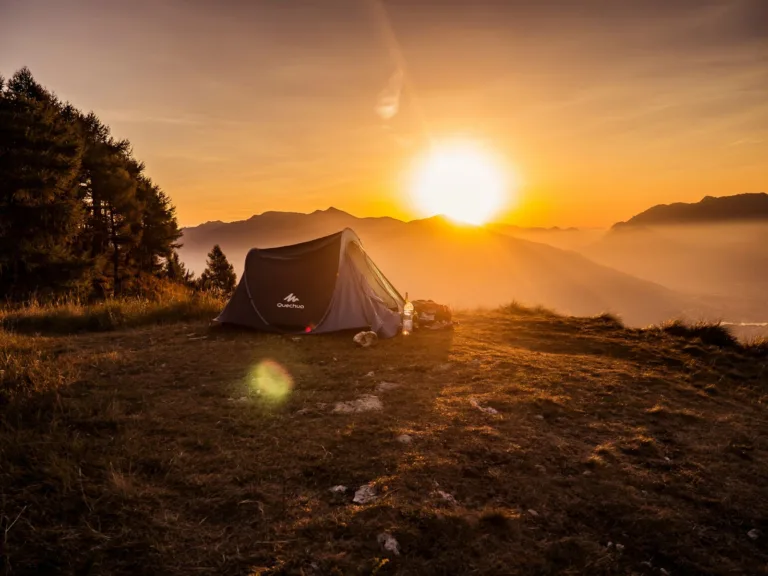 為了讓露營更有氣氛，許多人都會特別安排晚上在露營地烤肉。（圖片來源：Unsplash）